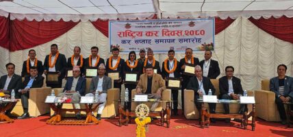 सोह्र उत्कृष्ट करदाता सम्मानित