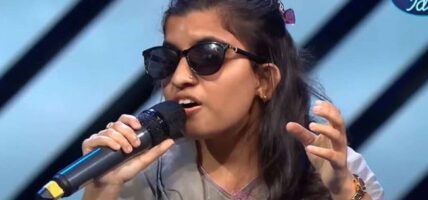 दृष्टिविहीन गायिका मेनुकाले अब आँखा देख्ने