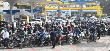 काठमाडौंका पेट्रोलपम्प आमशिक रूपमा बन्द ।