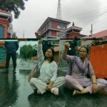 गृह मन्त्रीसँग भेट नपाए पछि सिंहदरबार गेटमै निहारिका र बिनुको विरोध प्रहरीसँग धकेलाधकेल गृह मन्त्रीसँग भेट नपाए पछि सिंहदरबार गेटमै निहारिका र बिनुको विरोध प्रहरीसँग धकेलाधकेल