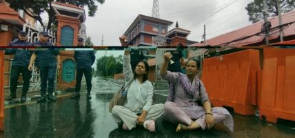 गृह मन्त्रीसँग भेट नपाए पछि सिंहदरबार गेटमै निहारिका र बिनुको विरोध प्रहरीसँग धकेलाधकेल