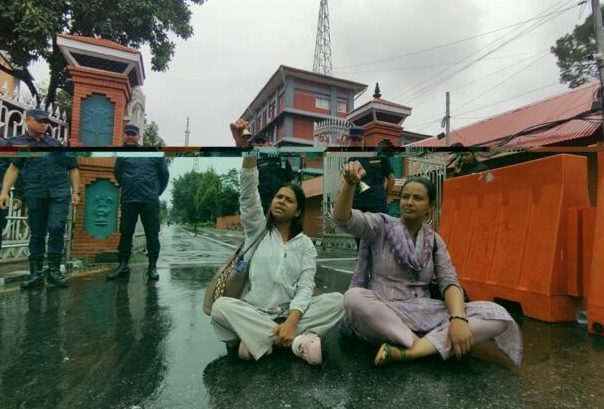 गृह मन्त्रीसँग भेट नपाए पछि सिंहदरबार गेटमै निहारिका र बिनुको विरोध प्रहरीसँग धकेलाधकेल