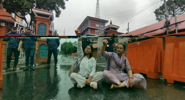 गृह मन्त्रीसँग भेट नपाए पछि सिंहदरबार गेटमै निहारिका र बिनुको विरोध प्रहरीसँग धकेलाधकेल गृह मन्त्रीसँग भेट नपाए पछि सिंहदरबार गेटमै निहारिका र बिनुको विरोध प्रहरीसँग धकेलाधकेल