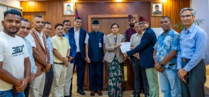 बाढीपीडितको उपचारमा जुट्यो औषधि आयातकर्ता सङ्घ ३ करोडभन्दा बढीको स्वास्थ्य सामग्री सहयोग