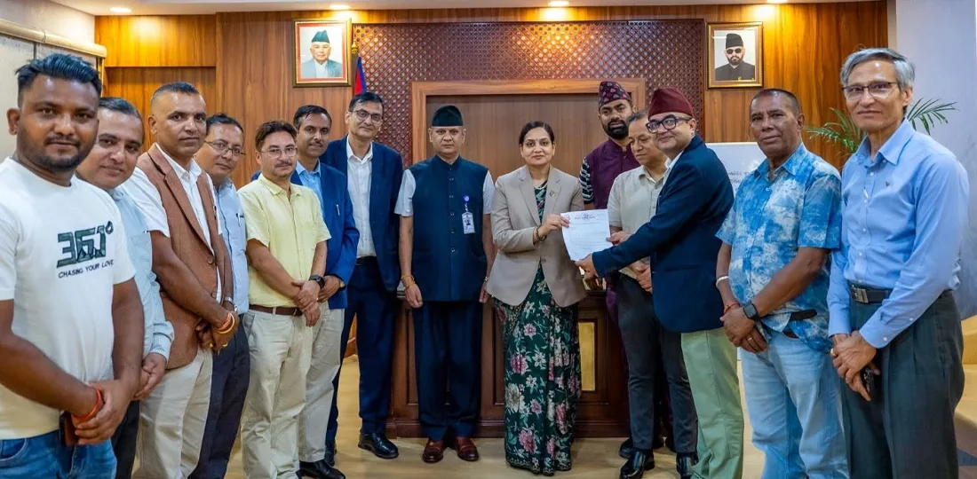 बाढीपीडितको उपचारमा जुट्यो औषधि आयातकर्ता सङ्घ ३ करोडभन्दा बढीको स्वास्थ्य सामग्री सहयोग