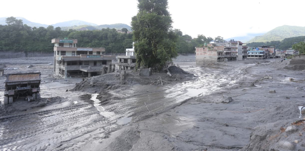 बगाएर लग्यो सपना, छोडेर गयो आँसु: ‘बाढी त गयो तर हामीलाई जिउँदै मारेर गयो’ बगाएर लग्यो सपना, छोडेर गयो आँसु: ‘बाढी त गयो तर हामीलाई जिउँदै मारेर गयो’
