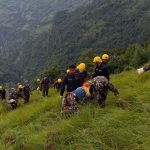 सेनाले भिरबाट स्थानीयको शव उद्धार गरेर प्रहरीको जिम्मा लगायो सेनाले भिरबाट स्थानीयको शव उद्धार गरेर प्रहरीको जिम्मा लगायो