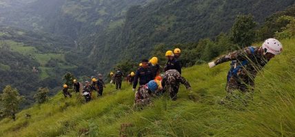 सेनाले भिरबाट स्थानीयको शव उद्धार गरेर प्रहरीको जिम्मा लगायो
