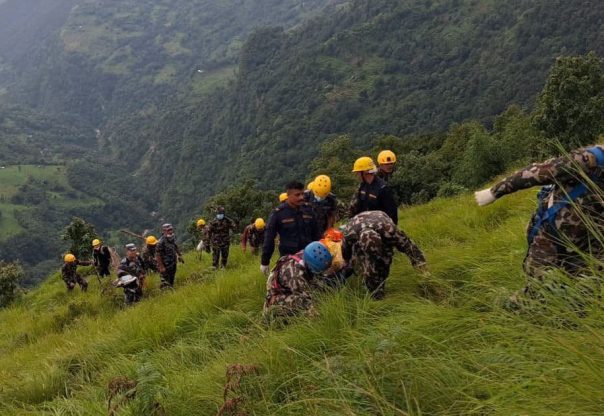 सेनाले भिरबाट स्थानीयको शव उद्धार गरेर प्रहरीको जिम्मा लगायो
