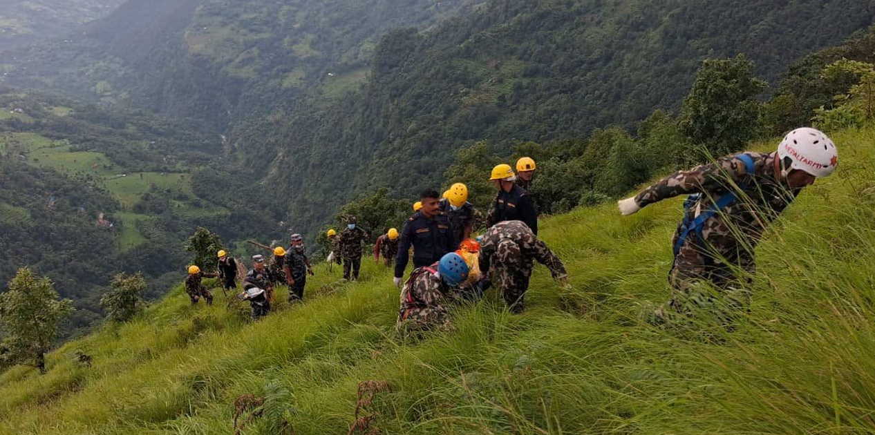 सेनाले भिरबाट स्थानीयको शव उद्धार गरेर प्रहरीको जिम्मा लगायो सेनाले भिरबाट स्थानीयको शव उद्धार गरेर प्रहरीको जिम्मा लगायो