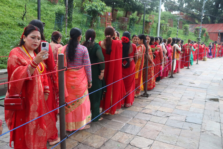 हरितालिका पर्व: पशुपति क्षेत्रमा बिहानैदेखि महिला व्रतालुको लाम हरितालिका पर्व: पशुपति क्षेत्रमा बिहानैदेखि महिला व्रतालुको लाम