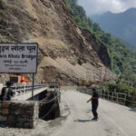 ठूला ढुंगा पन्छाएर तुइनखोलाको पहिरोमा ‘नेलिङ’ गरिँदै ठूला ढुंगा पन्छाएर तुइनखोलाको पहिरोमा ‘नेलिङ’ गरिँदै