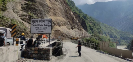 ठूला ढुंगा पन्छाएर तुइनखोलाको पहिरोमा ‘नेलिङ’ गरिँदै ठूला ढुंगा पन्छाएर तुइनखोलाको पहिरोमा ‘नेलिङ’ गरिँदै