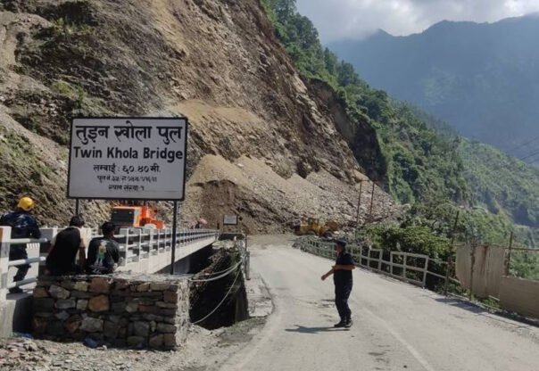 ठूला ढुंगा पन्छाएर तुइनखोलाको पहिरोमा ‘नेलिङ’ गरिँदै