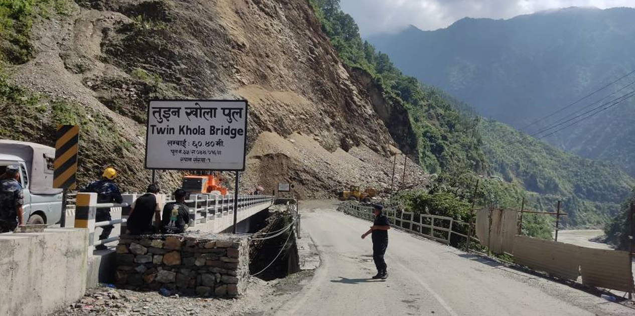 ठूला ढुंगा पन्छाएर तुइनखोलाको पहिरोमा ‘नेलिङ’ गरिँदै ठूला ढुंगा पन्छाएर तुइनखोलाको पहिरोमा ‘नेलिङ’ गरिँदै