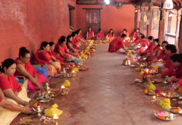 ललितपुरको सुरस्चन्द्र महाविहार महापालमा वसुन्धरादेवीको व्रत पूजा