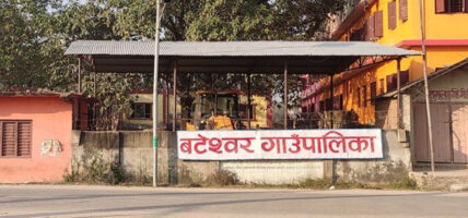 बटेश्वर पालिकाले बाढीपीडितलाई २० लाख प्रदान गर्ने