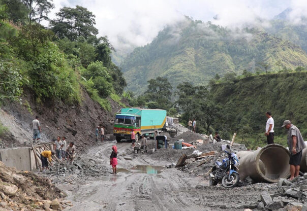 बेनी-जोमसोम सडक: पहिरो प्रभावित क्षेत्रमा स्तरोन्नति तीव्र