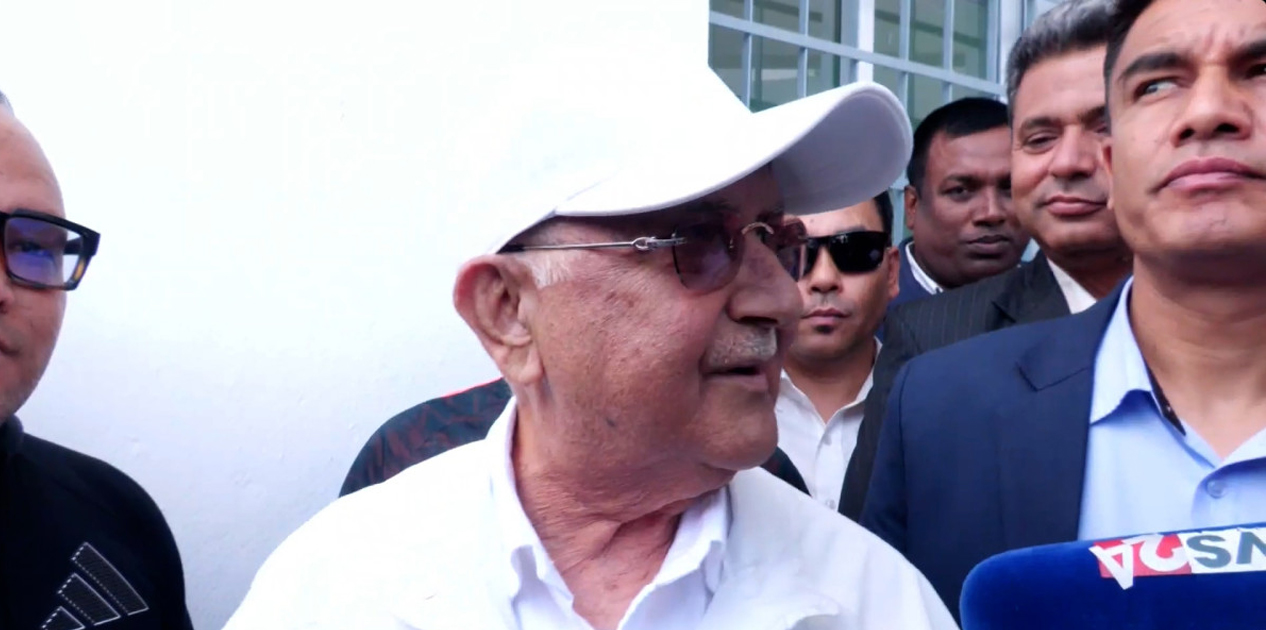 ‘प्रश्न सोध्नुअघि अनुमति लिनुपर्छ, मुखमा माइक नघोच्नुस्’ :ओली ‘प्रश्न सोध्नुअघि अनुमति लिनुपर्छ, मुखमा माइक नघोच्नुस्’ :ओली
