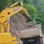 पृथ्वी राजमार्गका विभिन्न स्थानको पहिरो हटाउने काम तीव्र पृथ्वी राजमार्गका विभिन्न स्थानको पहिरो हटाउने काम तीव्र