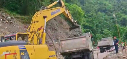 पृथ्वी राजमार्गका विभिन्न स्थानको पहिरो हटाउने काम तीव्र पृथ्वी राजमार्गका विभिन्न स्थानको पहिरो हटाउने काम तीव्र