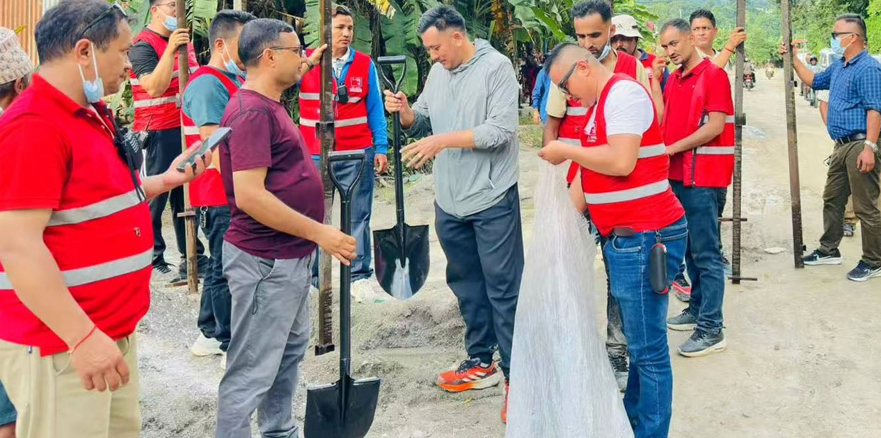 बाढी प्रभावित क्षेत्रमा वाईसीएलका ६ सय स्वयंसेवक, अस्थायी आवास निर्माण सुरु बाढी प्रभावित क्षेत्रमा वाईसीएलका ६ सय स्वयंसेवक, अस्थायी आवास निर्माण सुरु