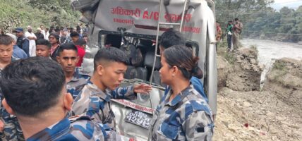 चितवनको धारापानीमा बस, माइक्रो र ट्रक ठोक्किए, १० जना घाइते