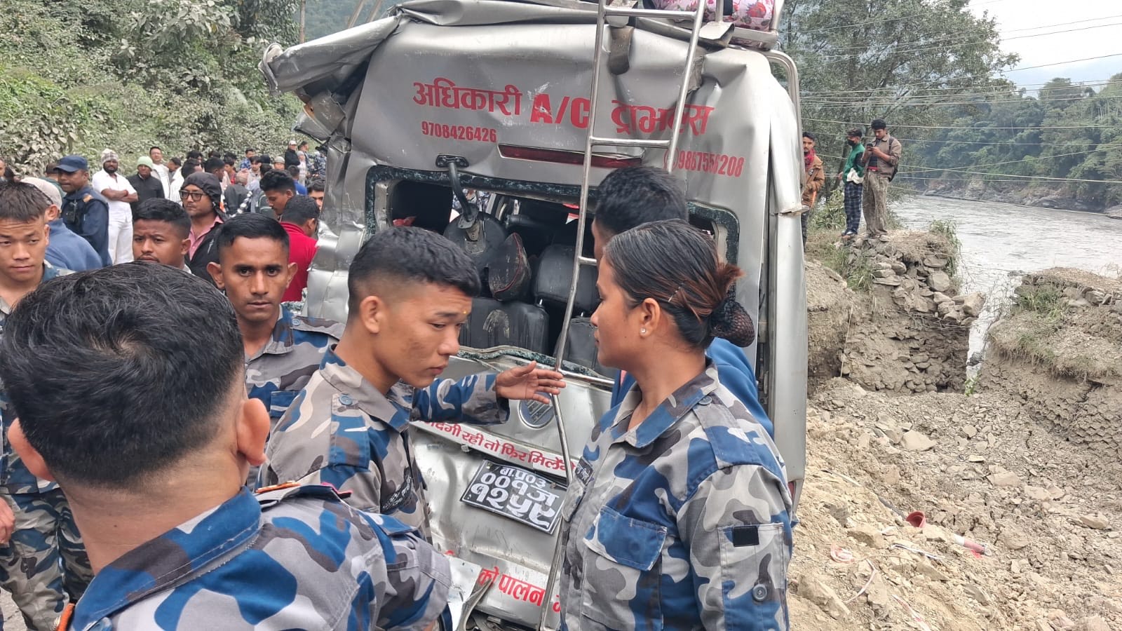 चितवनको धारापानीमा बस, माइक्रो र ट्रक ठोक्किए, १० जना घाइते