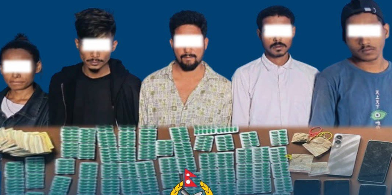 सार्वजनिक बसबाट साढे ३२ किलो लागु औषधसहित पाँच भारतीय नागरिक पक्राउ सार्वजनिक बसबाट साढे ३२ किलो लागु औषधसहित पाँच भारतीय नागरिक पक्राउ