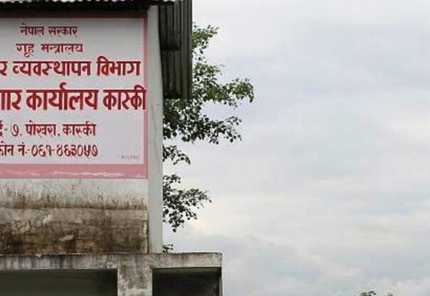 बिजुली मर्मतका लागि राखिएको भर्‍याङ चढेर कैदी भागेपछि…