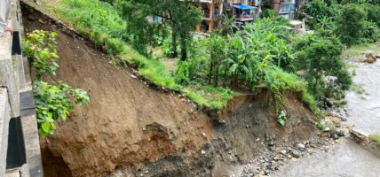 कालीको कटान र पहिरोले क्षतविक्षत, मालढुंगा पुल छेउको क्षतिले हजारौंलाई सास्ती कालीको कटान र पहिरोले क्षतविक्षत, मालढुंगा पुल छेउको क्षतिले हजारौंलाई सास्ती