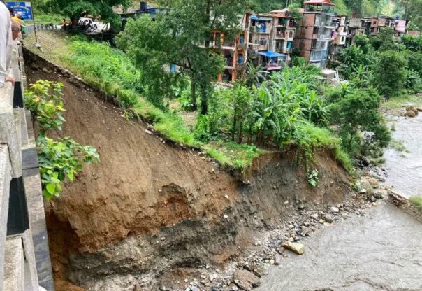 कालीको कटान र पहिरोले क्षतविक्षत, मालढुंगा पुल छेउको क्षतिले हजारौंलाई सास्ती