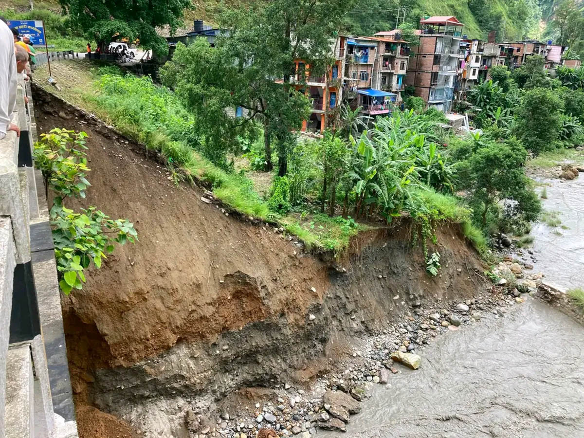 कालीको कटान र पहिरोले क्षतविक्षत, मालढुंगा पुल छेउको क्षतिले हजारौंलाई सास्ती कालीको कटान र पहिरोले क्षतविक्षत, मालढुंगा पुल छेउको क्षतिले हजारौंलाई सास्ती