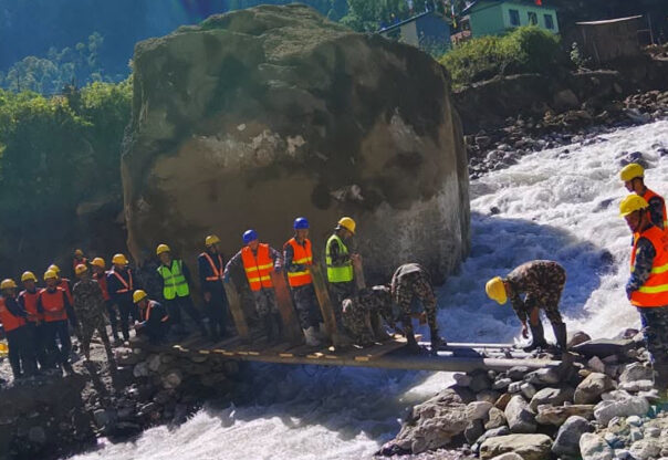 बाढीले बगाएको पुलको विकल्पमा सेनाले बनायो अस्थायी पुल, माथिल्लो मनाङतर्फ आवागमन खुल्यो