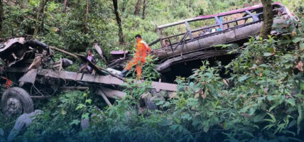 पोखरामा स्कुल बस दुर्घटना, घाइतेको उद्धार जारी: थप विवरण आउन बाँकी