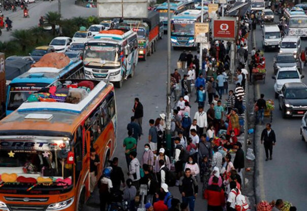 दसैँ नजिकिएसँगै उपत्यका छाड्ने यात्रुको चाप उच्च